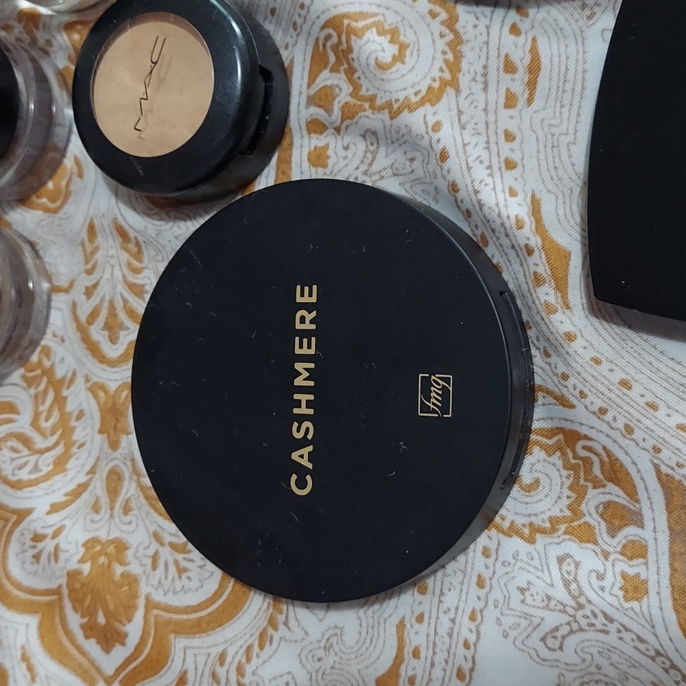Lot of makeup - Picture 7 of 14